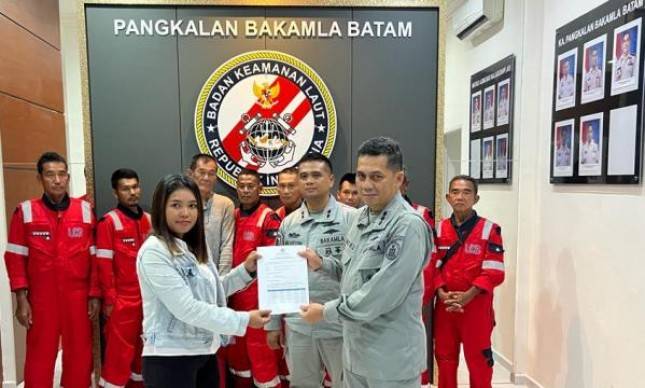 Bakamla RI Serahkan ABK Korban Kapal Tenggelam kepada Keluarga
