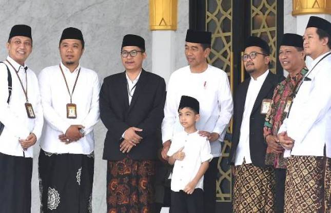 Presiden Jokowi Ajak Cucu Salat Jumat Berjemaah