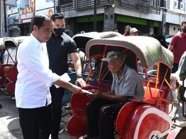 Presiden Jokowi dan Ibu Iriana Bagikan Bantuan untuk Pedagang dan Masyarakat