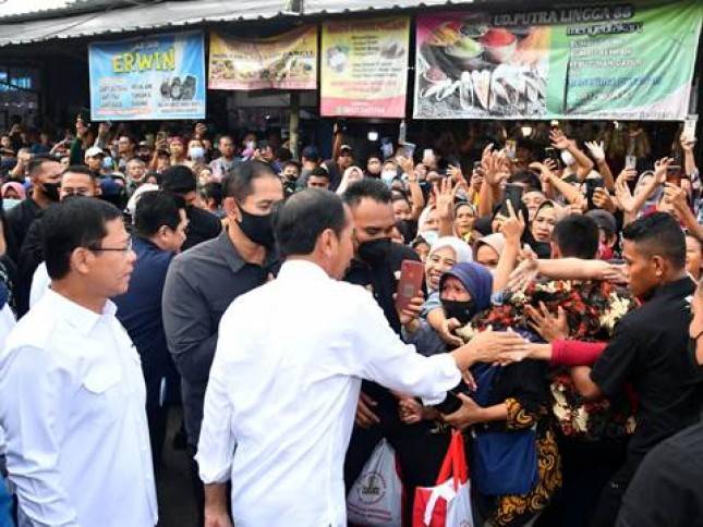 Presiden Jokowi Bagikan THR kepada Pedagang Pasar di Depok