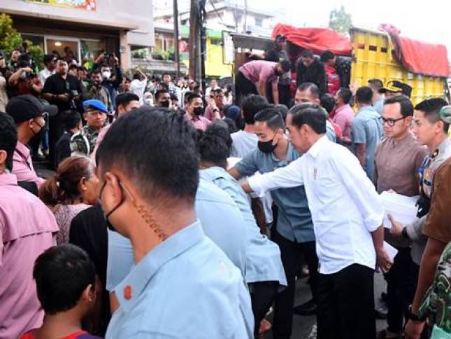 Presiden Jokowi Bagikan Sembako hingga Hamper untuk Masyarakat di Kota Bogor