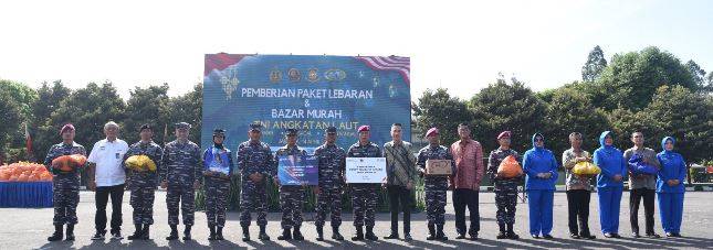 Korps Marinir Turut Meriahkan Pemberian Paket Lebaran dan Bazar Murah TNI Angkatan Laut