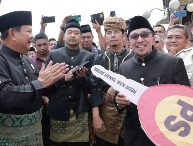 Menhan Prabowo Beri Bantuan 20 Unit Ambulans untuk Tanah Minang