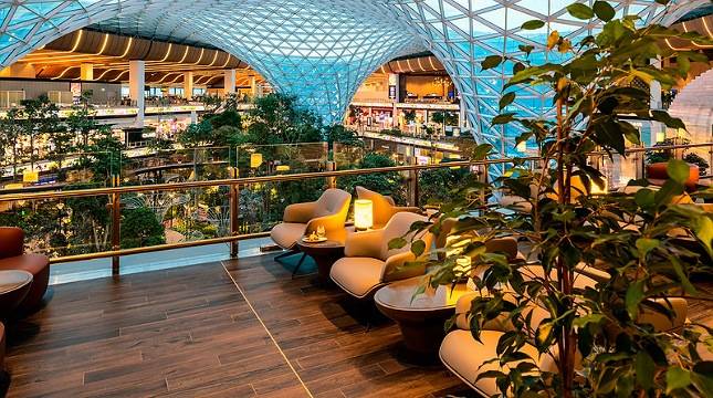 Qatar Airways Sambut Penumpang di Al Mourjan Business Lounge Baru, The Garden