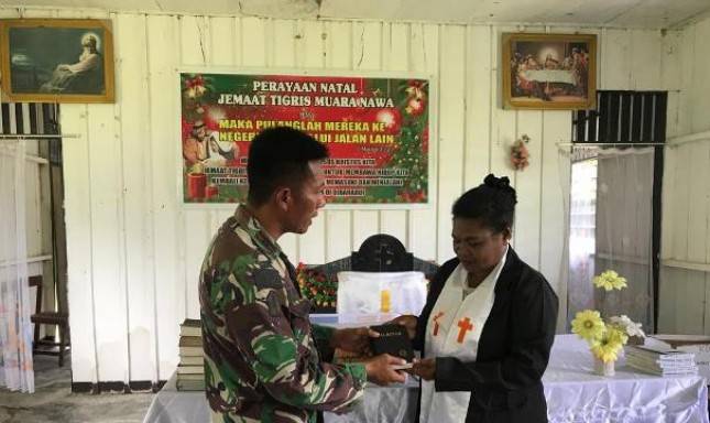 Satgas Yonif Raider 200/BN Bagikan Alkitab kepada Jemaat Gereja di Muara Nawa