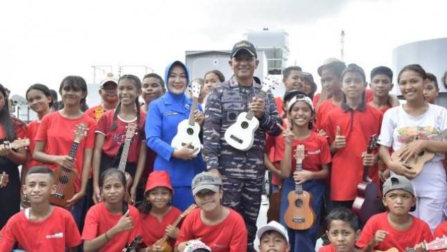 Lantamal IX Ambon Pentas Musik Bersama Ribuan Komunitas Jukulele di Geladak Kapal Perang