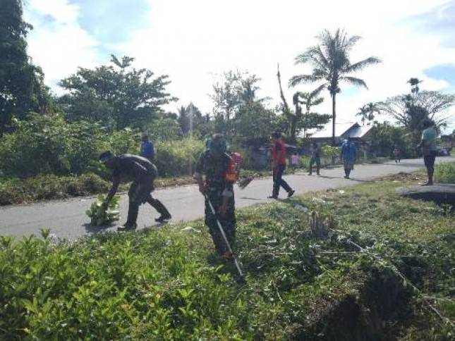 HUT Kodam XVII/Cenderawasih, Babinsa Koramil 1710-07/Mapurujaya Laksanakan Karya Bakti Pembersihan Lingkungan Masyarakat