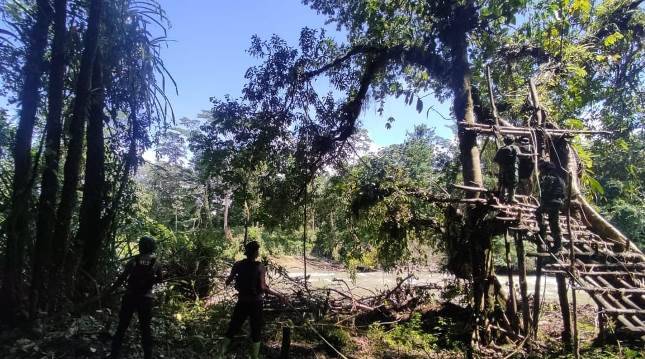 Satgas Yonif 143/TWEJ Perbaiki Jembatan di Pegunungan Bintang Papua