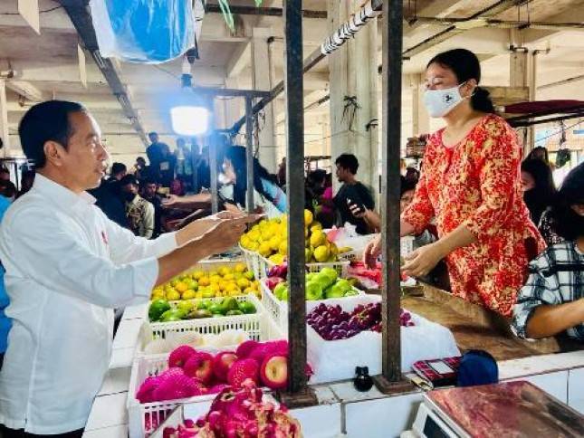 Presiden Jokowi Cek Harga Komoditas Pangan di Pasar Rakyat Talang Banjar Jambi