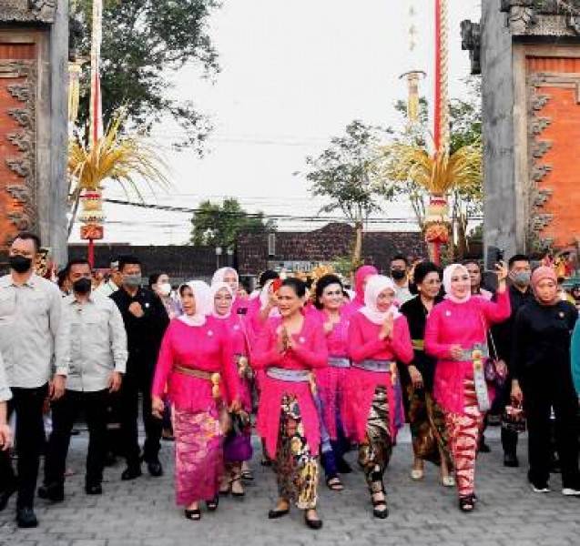 Ibu Iriana Jokowi  dan OASE KIM Hadiri Parade Perempuan Berkebaya Adat Bali