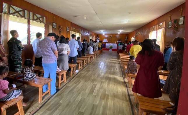 Keakraban Satgas Yonif Raider 200/BN dengan Jemaat Gereja Setelah Kegiatan Ibadah