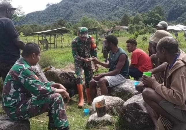 Babinsa Koramil Jila Mimika Lakukan Komsos dan Berbagi Sembako ke Warga Binaan