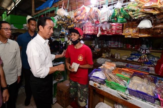 Presiden Jokowi Tinjau Harga Kebutuhan Pokok di Pasar Menteng Pulo Jakarta