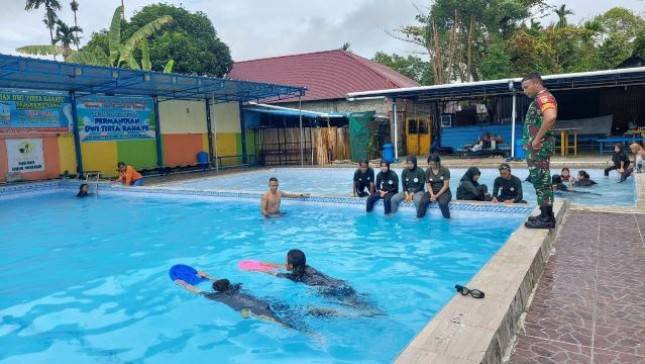 Babinsa Koramil 1710-02/Timika Latih Renang Dasar Siswa-Siswi SMA Taruna Timika
