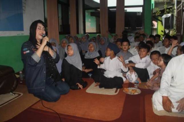 Selebritis Ratna Listy Menangis Menyanyikan Lagu Bunda dan Ayah di Hadapan Puluhan Anak Yatim Piatu