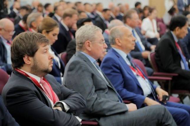 CEO Rosneft Berbicara Tentang Pemanasan Global dan Pentingnya Kemandirian Mata Uang 
