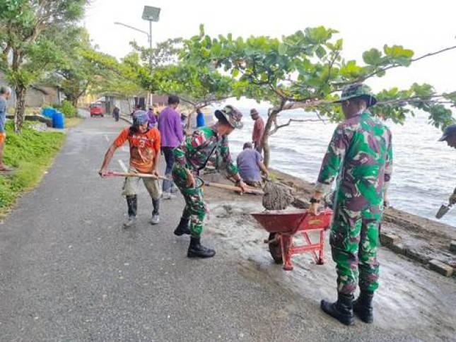 Satgas Yonarmed 1 Kostrad Bangun Talud Jalan Sepanjang Pesisir Pantai