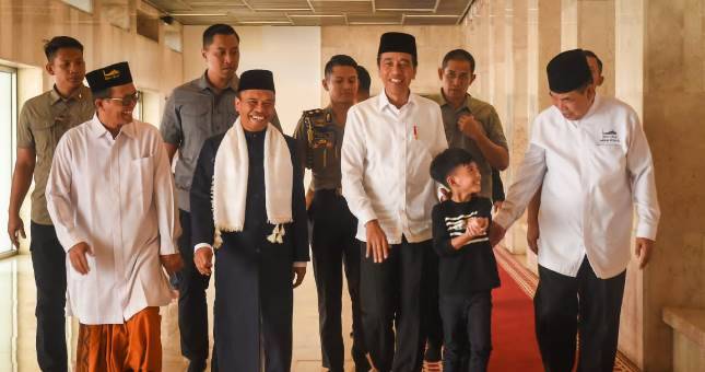Presiden Jokowi Ajak Cucu Salat Jumat Berjemaah di Masjid Istiqlal Jakarta