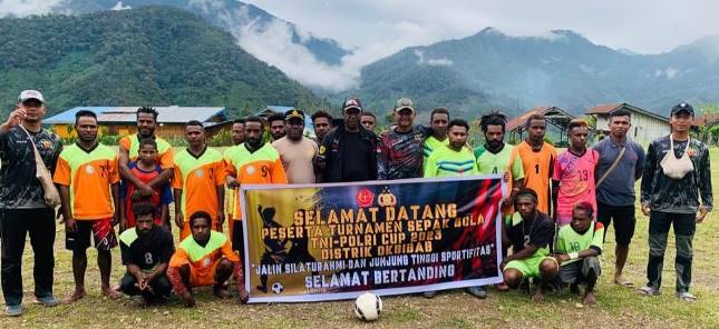 Kolaborasi Satgas Yonif 143/TWEJ Dan Polri Gelar Turnamen Sepakbola Di Papua