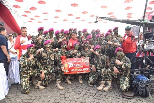 Wadan Kormar Brigadir Jenderal TNI (Mar) Suherlan Bersama Prajurit Korps Marinir Meriahkan Bhayangkara Fun Walk