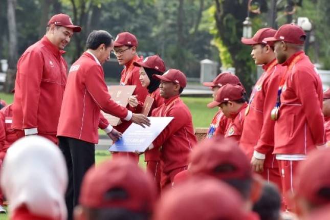 Presiden Jokowi Serahkan Bonus Apresiasi Bagi Atlet ASEAN Para Games 2023