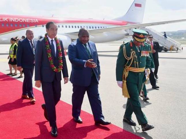 Tiba di Port Moresby, Presiden Jokowi Disambut Perdana Menteri Marape
