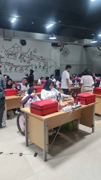Gandeng Dunia Usaha, Yayasan Perempuan Tangguh Indonesia Dorong Sahabat Tuli Berkarya di Bidang MUA  
