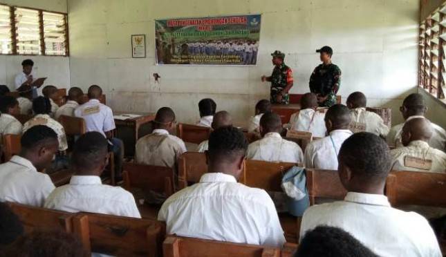Satgas Yonif 143/TWEJ Turut Kegiatan Masa Orentasi Sekolah di Pegunungan Papua