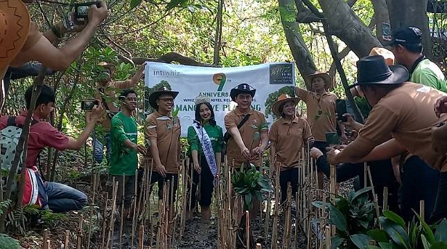 Peringati Hari Jadi Ke-9, Whiz Prime Hotel Kelapa Gading  Lakukan Penanaman 90 Bibit Mangrove 