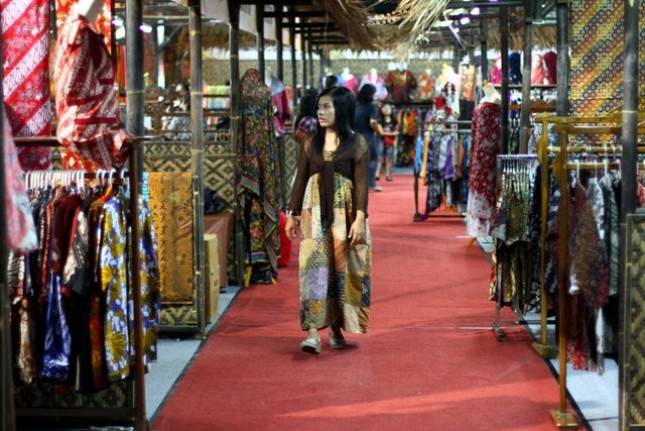 Terpukau Motif dan Nilai Sejarahnya, Delegasi Brazil di DEWG G20 Borong Batik