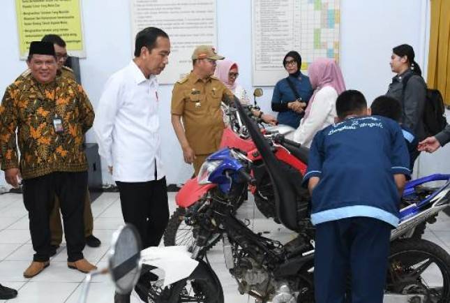 Presiden Jokowi Tinjau Kegiatan Pembelajaran di SMKN 2 Kabupaten Bengkulu Tengah