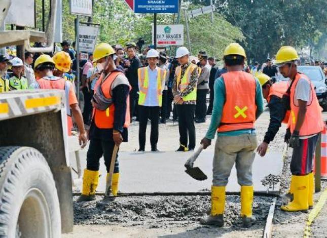 Presiden Jokowi Tinjau Rekonstruksi Jalan Raya Surakarta-Gemolong-Purwodadi