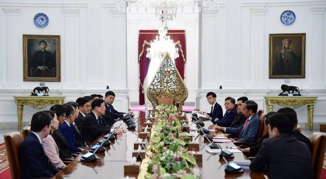 Terima Kunjungan Chief Executive Hong Kong, Presiden Jokowi Bahas Investasi hingga Perlindungan WNI