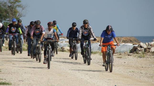 Gowes Sambil Nikmati Keindahan Pantai Tanjung Lesung Surganya para Pencinta Olahraga Sepeda
