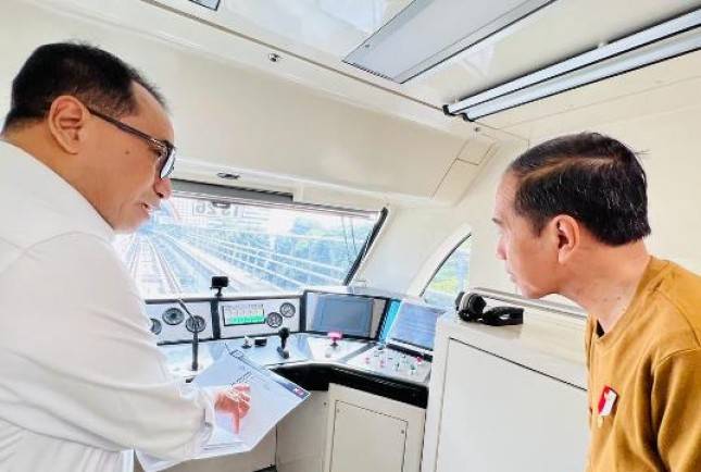 Saat Presiden Jokowi Jajal LRT Jabodebek
