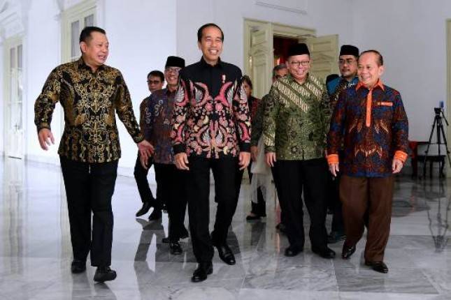 Presiden Jokowi Terima Pimpinan MPR di Istana Merdeka