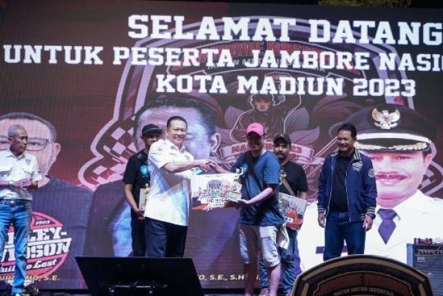 Ketua Umum IMI Serahkan Piala Kepada Para Pemenang Kontes Roda Dua dan Roda Empat Jambore Nasional IMI 2023 di Madiun