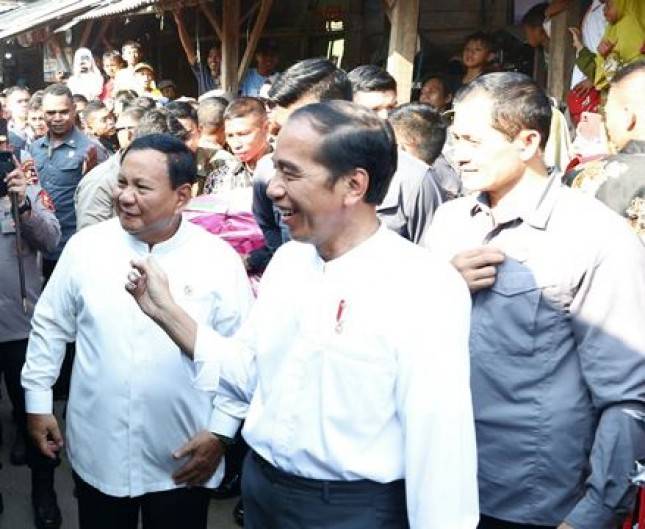 Menhan Prabowo Subianto Dampingi Presiden Jokowi Blusukan di Pasar Grogolan Pekalongan  