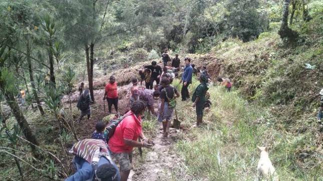 Babinsa Koramil 1710-04/Tembagapura Bersama Warga Gelar Kerja Bakti Bersihkan Jalan Dan Lingkungan Kampung
