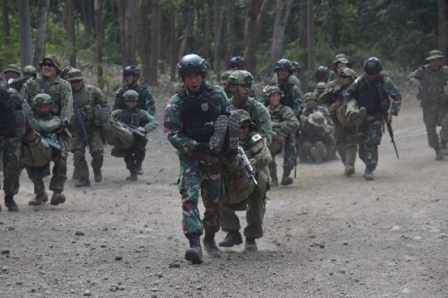 Prajurit Marinir Bergembira di Medan Latihan