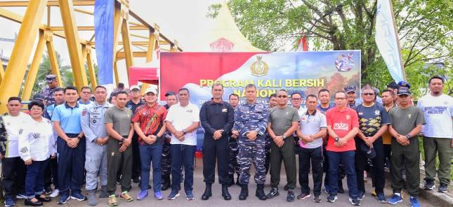 Danlantamal IX Ajak Masyarakat Berperilaku Hidup Bersih dan Sehat Melalui Program Kali Bersih