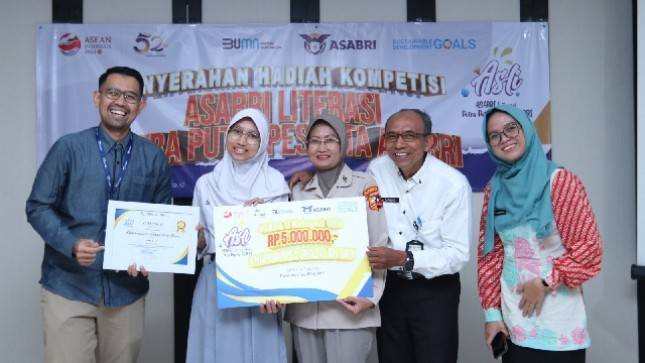 ASABRI Serahkan Hadiah kepada Pemenang Lomba Karya Tulis