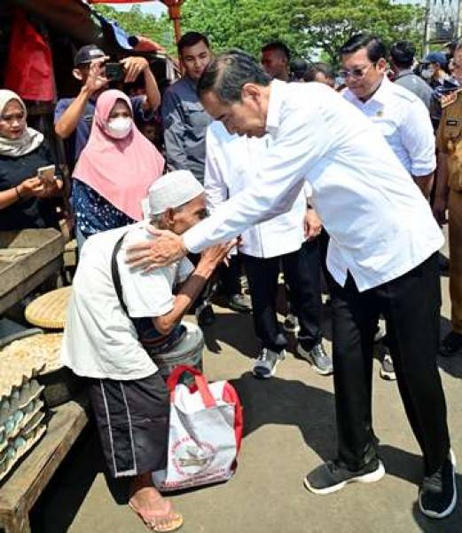 Tinjau Pasar Kranggot, Presiden Jokowi: Harga Bahan Pangan Sangat Baik