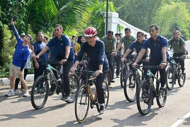 Presiden Jokowi Bersepeda Pagi dan Sapa Masyarakat di Kebun Raya Bogor