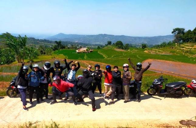 Jalin Hubungan Kekeluargaan, Belasan Warga Green Lake Cibubur Touring Ke Curug Ciherang