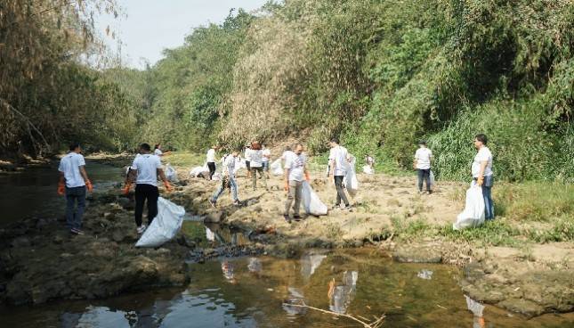 OCS Menggandeng World Cleanup Day Indonesia Aksi Bersih-bersih