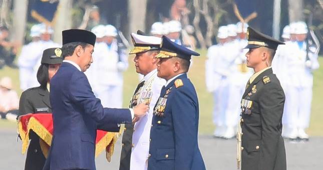 HUT Ke-78 TNI, Presiden Jokowi Anugerahkan Tanda Kehormatan Bagi Prajurit TNI