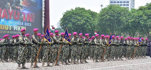 Di depan Presiden RI,  Prajurit Korps Marinir Tampil Meyakinkan Dalam HUT Ke-78 TNI Tahun 2023