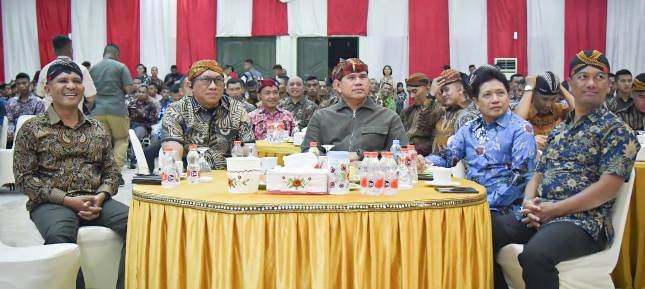 Danlantamal IX Dampingi Pangdam XVI Pattimura dan Forkopimda Maluku Saksikan Pagelaran Wayang Kulit Pada Peringatan HUT Ke-78 TNI