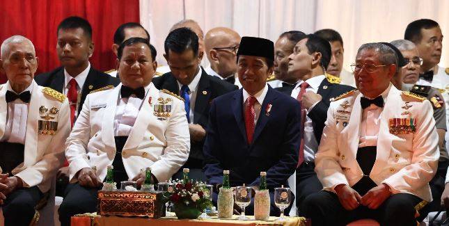 Menhan Prabowo Subianto Dampingi Presiden Jokowi Pimpin Upacara Parade Senja di Kemhan